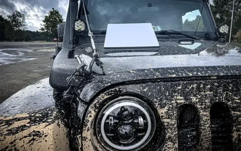 Starlink Mini připevněný na kapotě offroad vozu Jeep